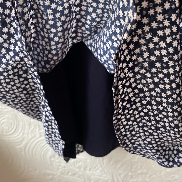 Blue Gap short beach-y dress with white flowers, size M. - Picture 5 of 7